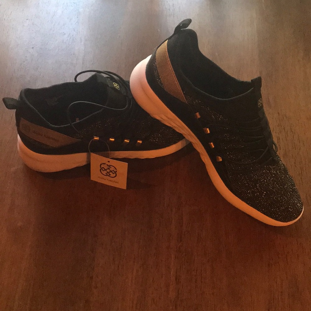 NWT Gold and Black Daisy Fuentes “Erica” Shoes